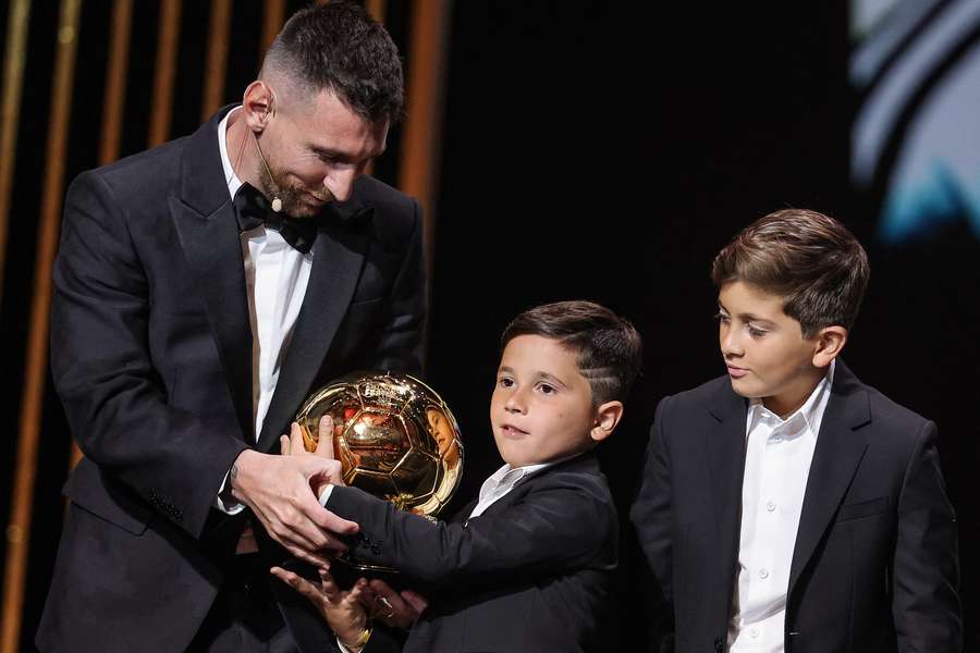 Tutto casa e campo d'allenamento: Messi condivide il suo ottavo Pallone d'Oro con due dei suoi tre figli