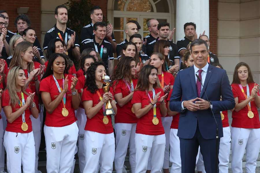 Pedro Sanchez recevant les championnes du monde ce mardi à Madrid.