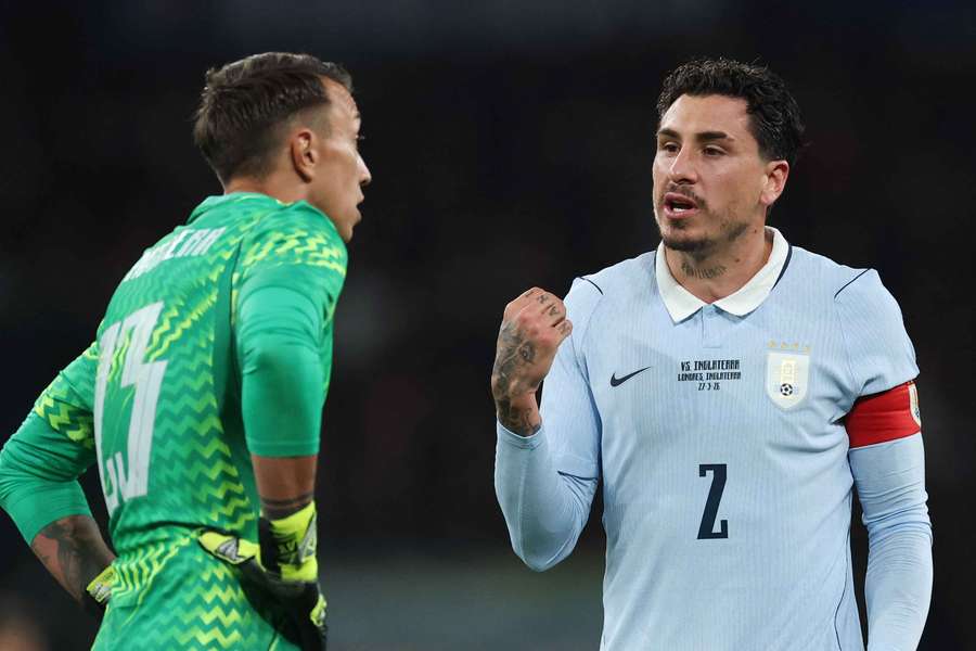 Jogadores do Uruguai com ombro de vilão Jogadores do Uruguai com ombro de vilão