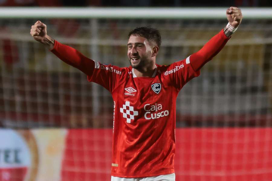Marcos Martinich celebra um dos seis gols do Cienciano sobre o Botafogo Marcos Martinich celebra um dos seis gols do Cienciano sobre o Botafogo