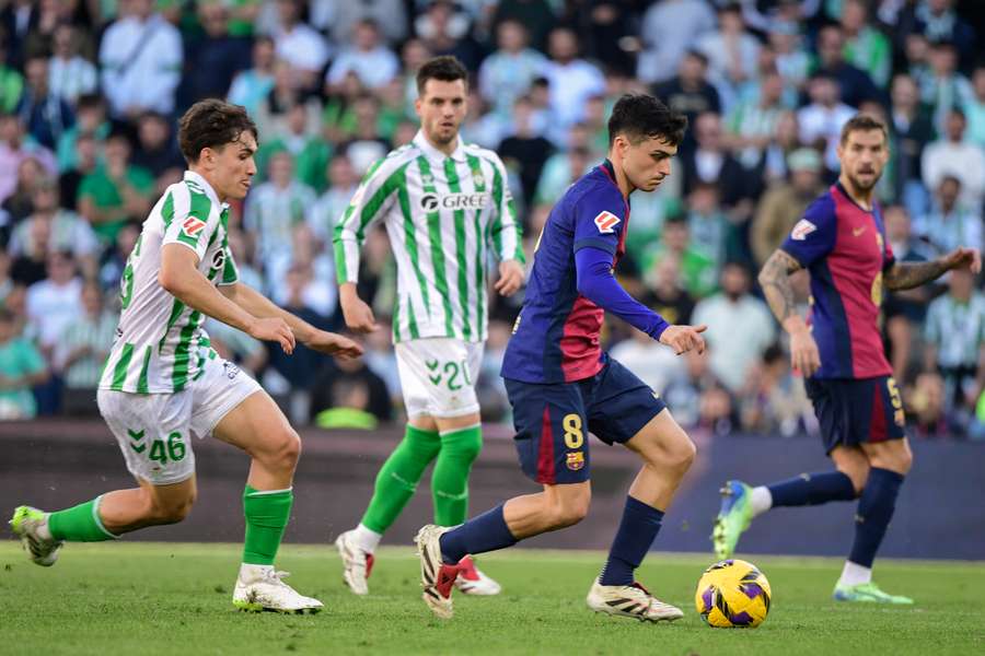 Pedri y Mateo Flores disputan un balón