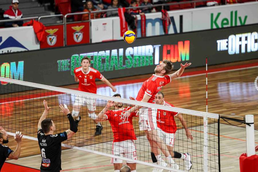 Voleibol: Benfica vence e afasta-se da Fonte do Bastardo (3-1) no topo da tabela