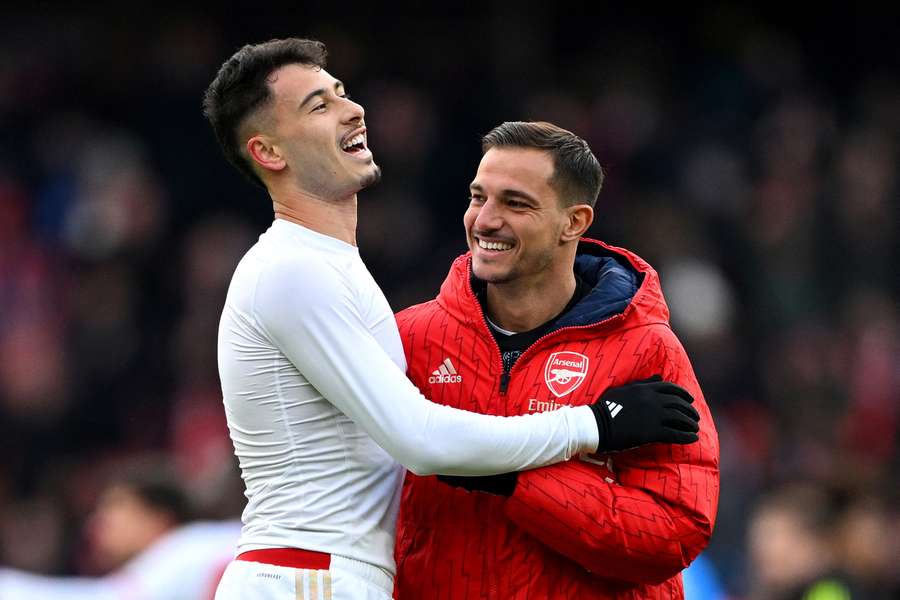 Cédric Soares com o brasileiro Gabriel Martinelli no Arsenal