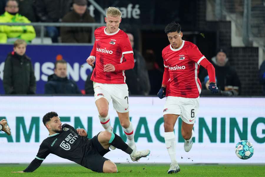AZ profiteert optimaal van puntenverlies Feyenoord en Ajax door zege op Fortuna Sittard