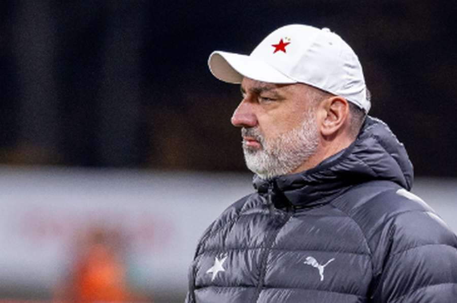 Slavia má sice parádní formu, před bitvou v Hradci Králové se ale má trenér Jindřich Trpišovský na pozoru.