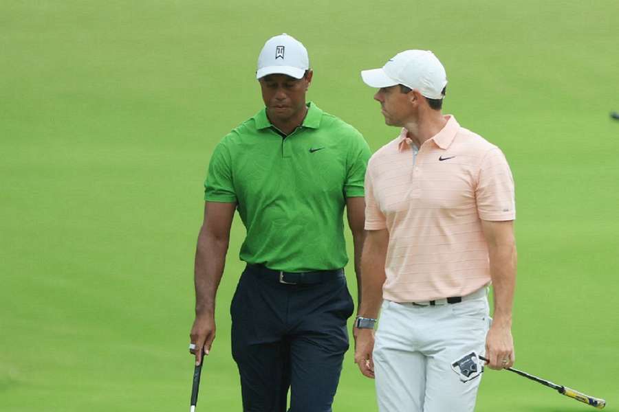 Tiger Woods en Rory McIlroy samen op de golfbaan in Tulsa, Oklahoma