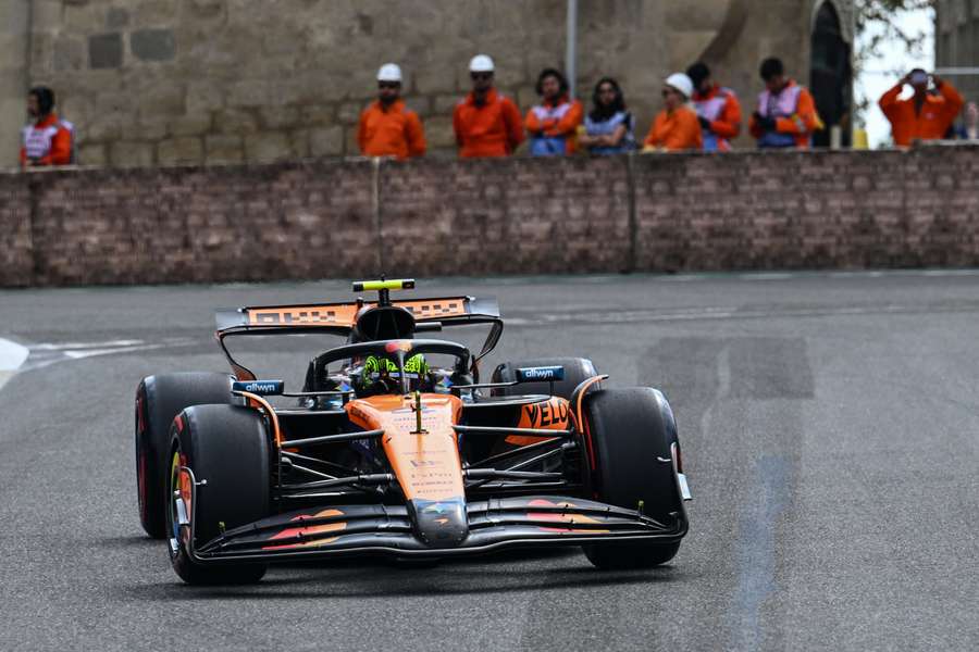 Lando Norris compite en Bakú
