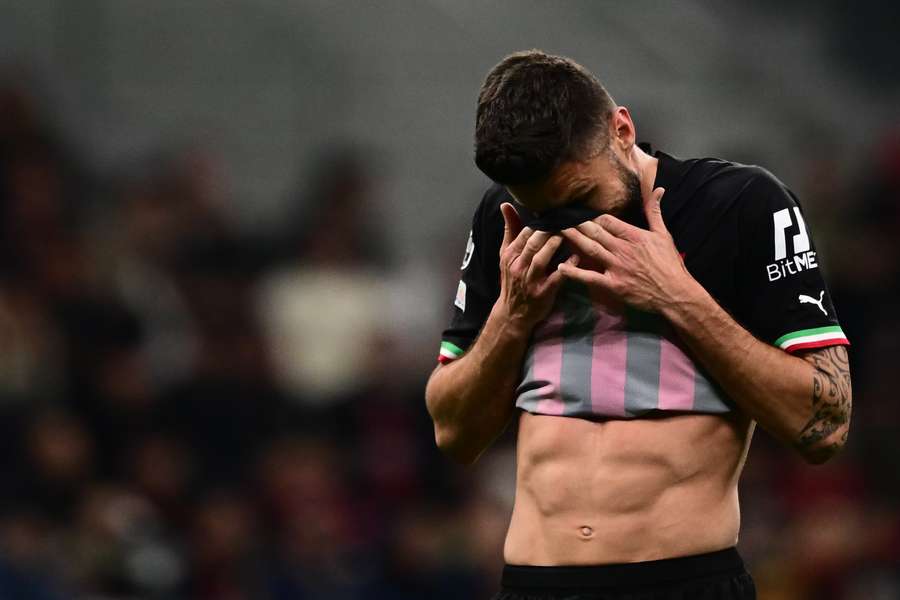 El delantero francés del AC Milan Olivier Giroud reacciona al segundo gol del Inter