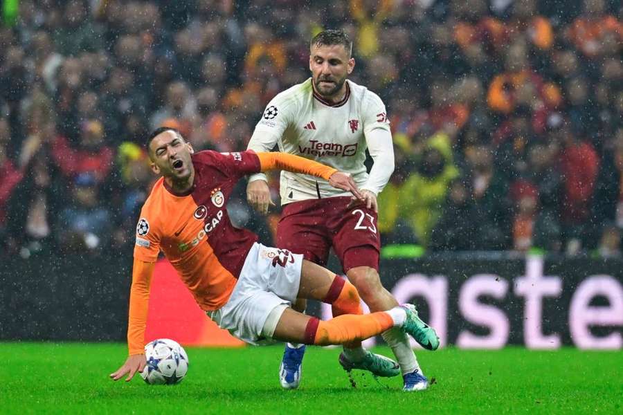 Ziyech em ação pelo Galatasaray, diante do Manchester United