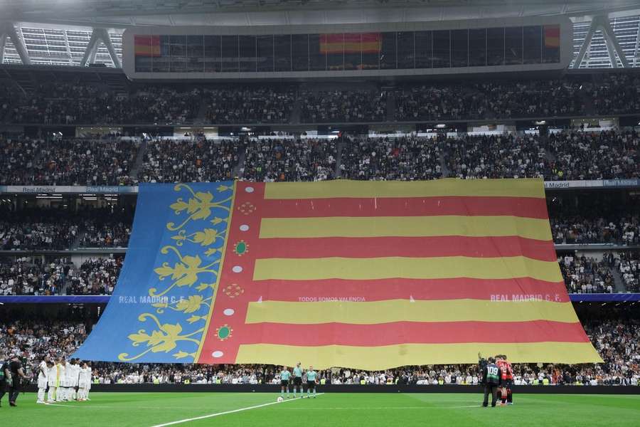 Oprawa kibiców Realu Madryt na Bernabeu dla ofiar żywiołu DANA, który nawiedził Valencię 