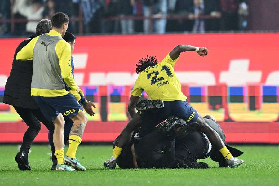 Adeptos do Trabzonspor foram agredidos por jogadores após invasão de campo