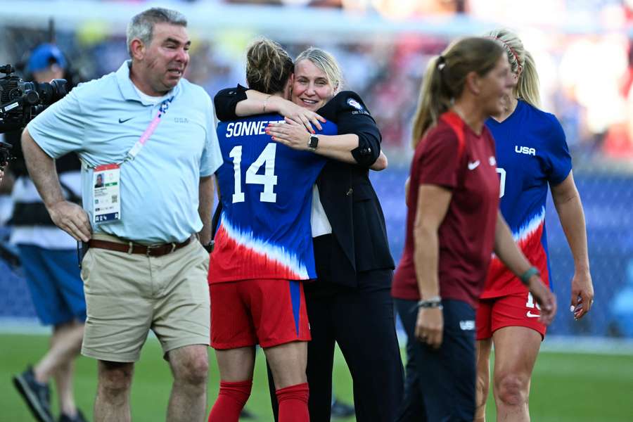 Emma Hayes felicita a sus jugadoras sobre el césped.