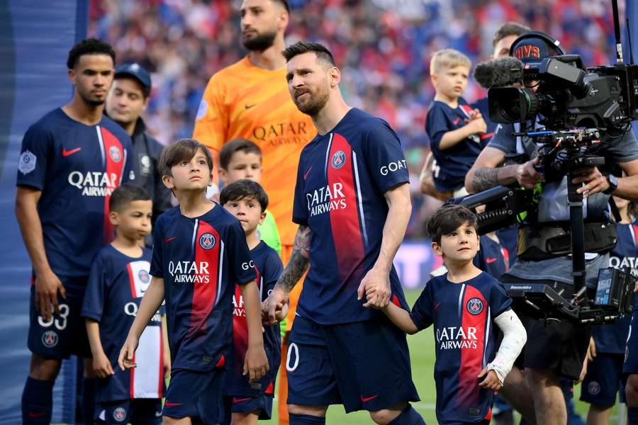 Messi so svojimi deťmi počas večera jeho posledného zápasu v PSG.