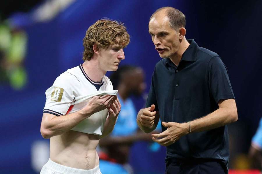 Anthony Gordon a trenér Anglie Thomas Tuchel. Anthony Gordon a trenér Anglie Thomas Tuchel.