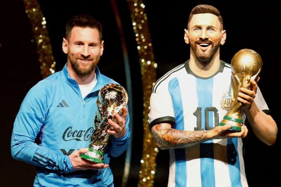 Messi, lângă propria sa statuie