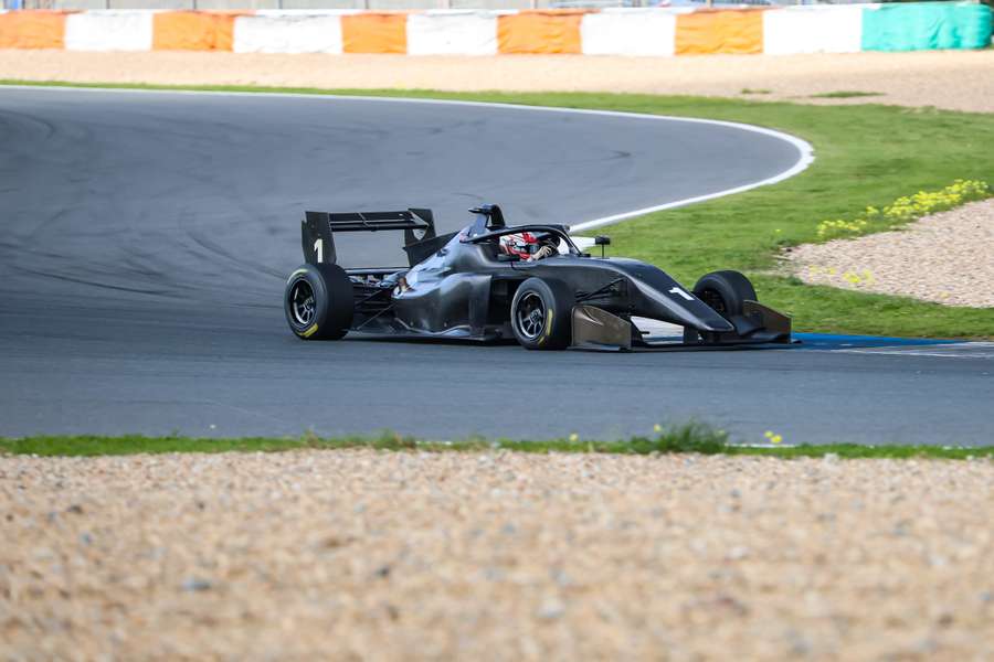 Ivan Domingues em ação com a Van Amersfoort Racing no Estoril