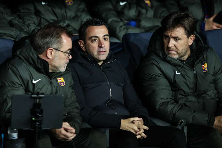 Xavi (centre) with assistants Oscar Hernandez (L) and Sergio Alegre during his time with FC Barcelona