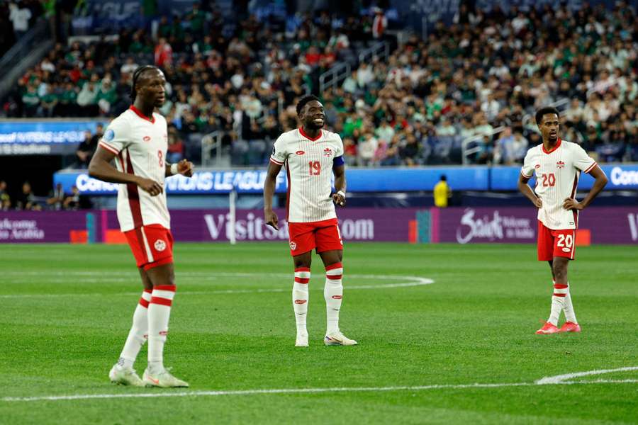 Alphonso Davies, con Canadá