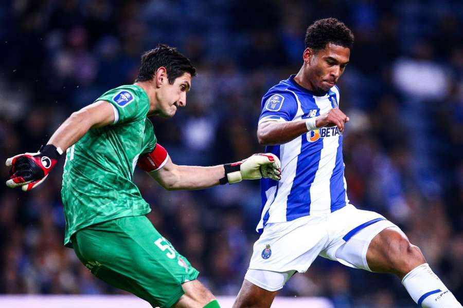 Stefanovic perante Danny Namaso no jogo com o FC Porto