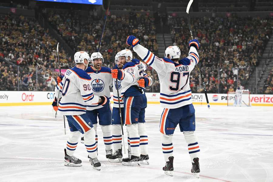 Die Oilers-Spieler gratulieren Leon Draisaitl zu seinem 2:2-Ausgleich.