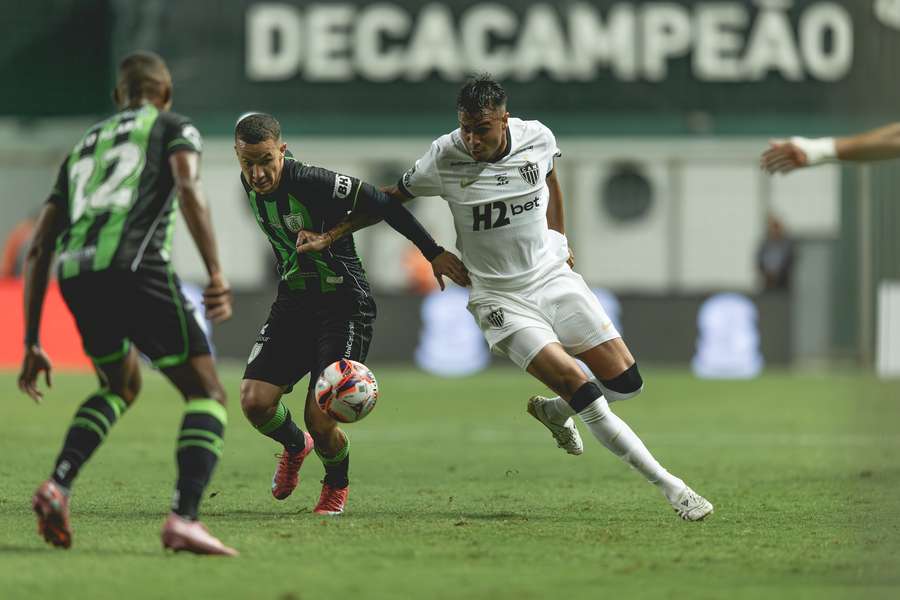 O duelo entre América-MG e Atlético-MG foi muito picotado