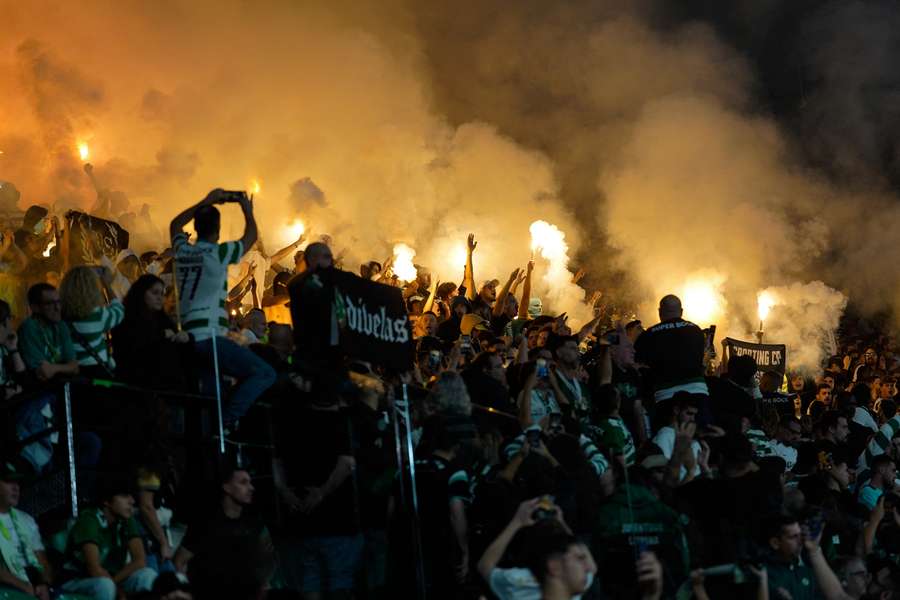 Adeptos do Sporting no apoio à equipa