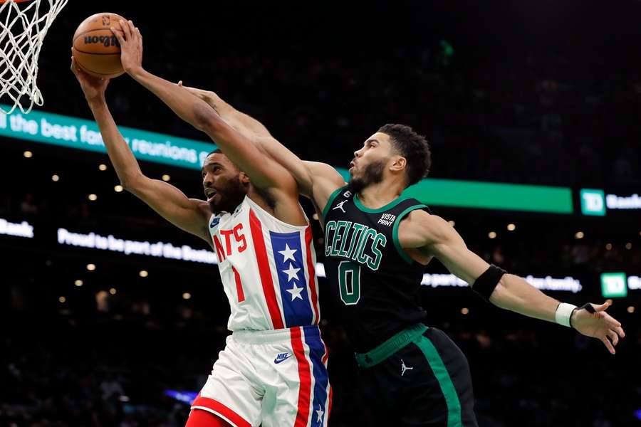 Celtics' Jayson Tatum probeert Nets' Mikal Bridges af te stoppen