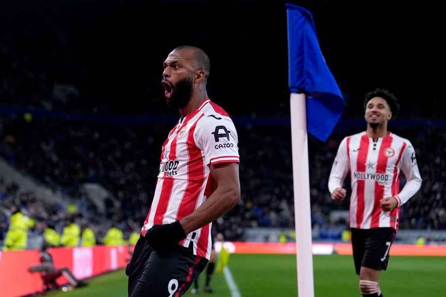 Thiago dal Evertonu tři góly.