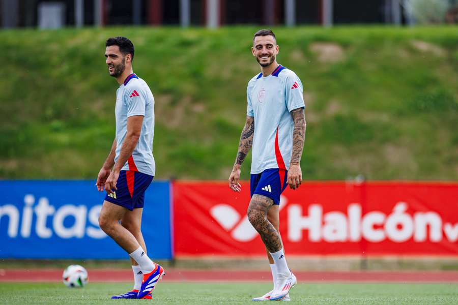 Joselu y Mikel Merino en el entrenamiento de la selección