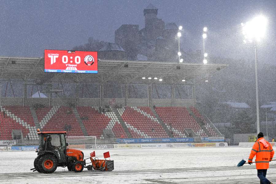 V Trenčíne prerušili hru a sneh odpratávali traktory.