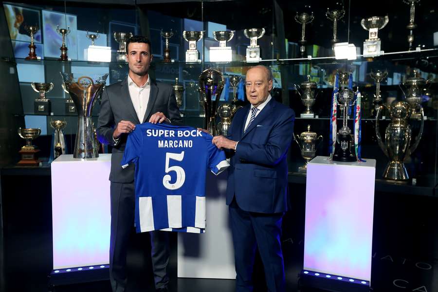 Pinto da Costa ao lado de Marcano após a assinatura do novo vínculo