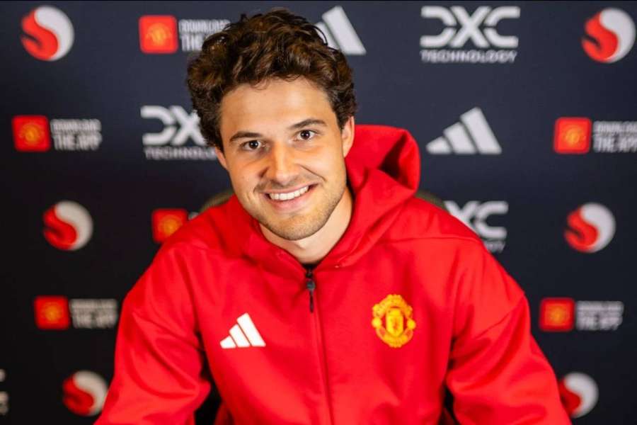 Senne Lammens při podpisu smlouvy s United.