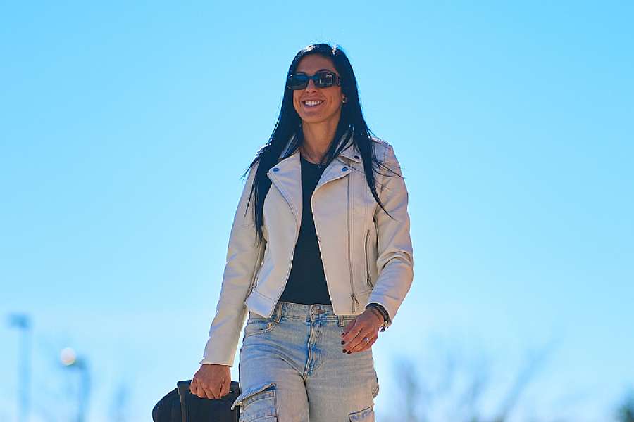 Jenni Hermoso llega a Las Rozas con una sonrisa en el rostro.