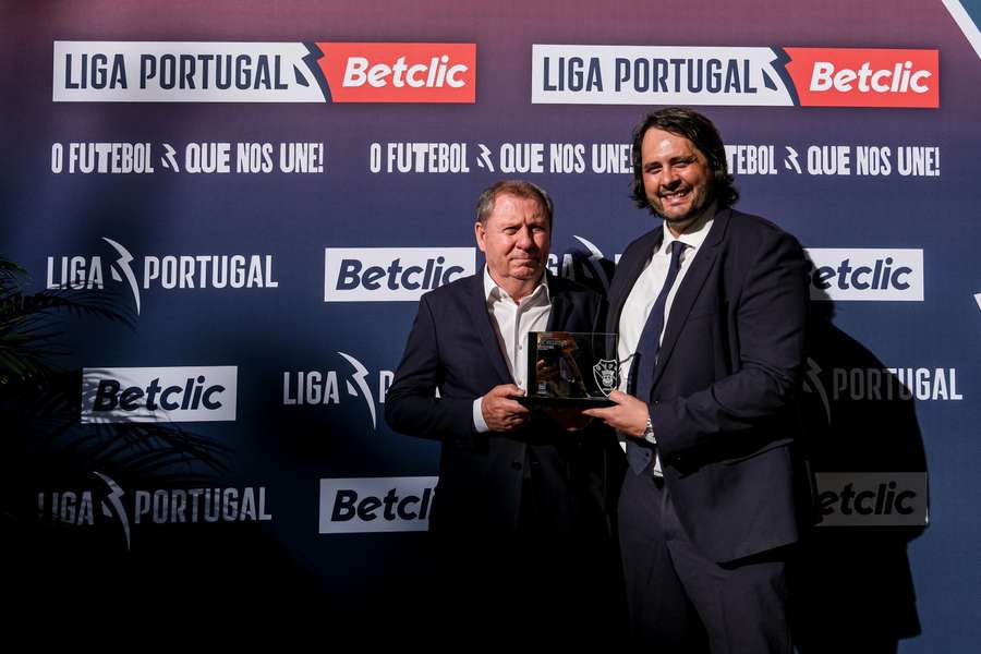 Francisco Dias da Silva, antigo presidente do Gil Vicente, recebeu o prémio das mãos de Vasco Pinho, diretor executivo da Liga Portugal