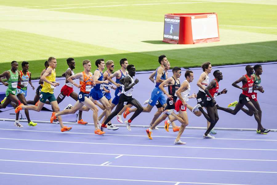 De mannen in de halve finales van de 5.000 meter met Nederlander Mike Foppen in het veld