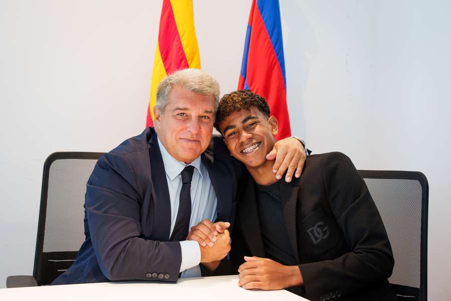 Lamine Yamal e Laporta sorriem após a assinatura do novo contrato 