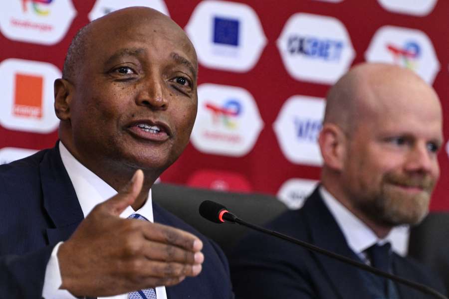 Le président de Confédération africaine de football (à gauche), Patrice Motsepe. Le président de Confédération africaine de football (à gauche), Patrice Motsepe.