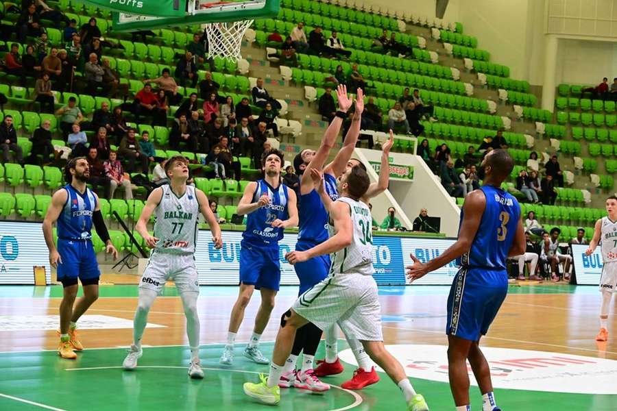 Basquetebol: FC Porto (63-88) e Sporting (81-91) entram a ganhar fora na Taça da Europa