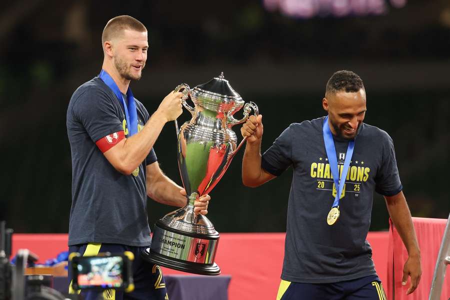 Hany Mukhtar e o companheiro de equipa Walker Zimmerman com a taça