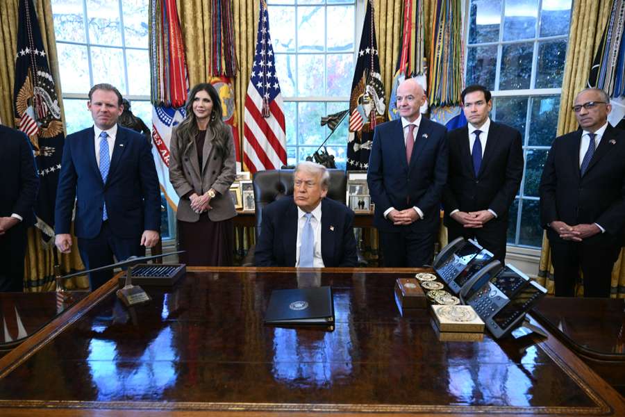 Prezydent USA Donald Trump (w środku) wraz z (od lewej do prawej): Andrew Giulianim, Kristi Noem, Giannim Infantino, Marco Rubio i Carlosem Cordeiro. Prezydent USA Donald Trump (w środku) wraz z (od lewej do prawej): Andrew Giulianim, Kristi Noem, Giannim Infantino, Marco Rubio i Carlosem Cordeiro.