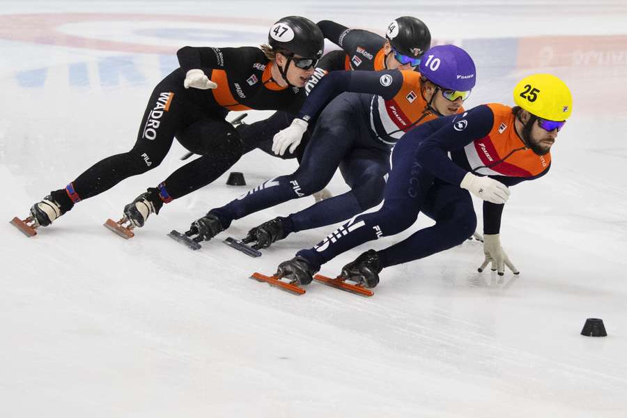 Sjinkie Knegt, Melle van t Wout, Hugo Bosma en Hessel van Berkum in de halve finale 1500m van het Daikin NK Allround Shorttrack