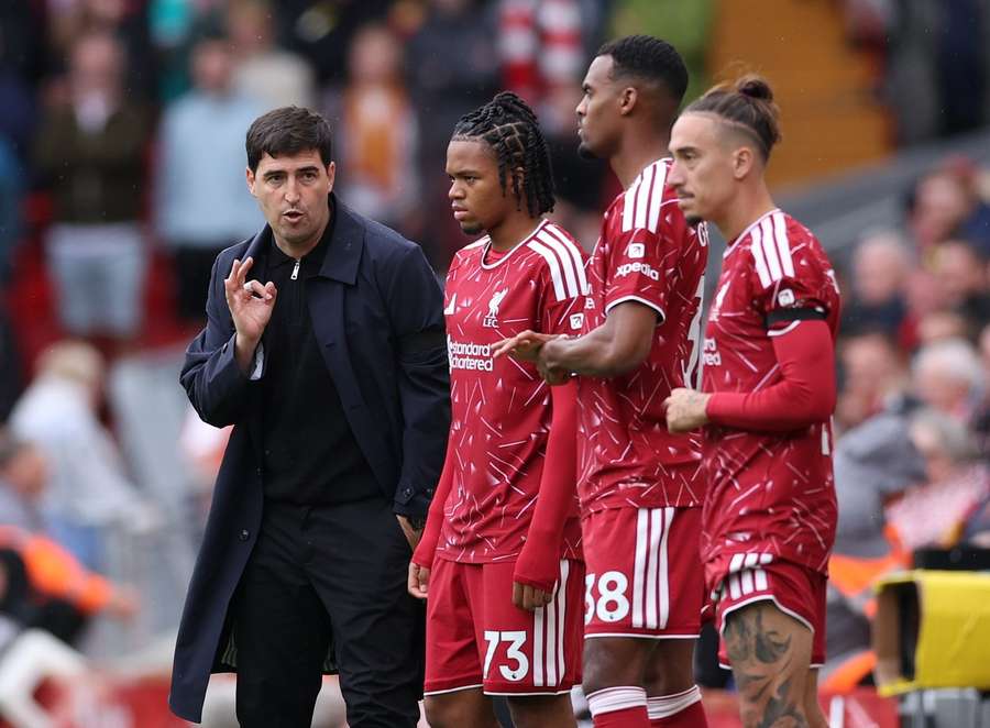 Liverpool Head Coach Andoni Iraola looks on as Rio Ngumoha, Ryan Gravenberch and Kostas Tsimikas prepare to enter the pitch Liverpool Head Coach Andoni Iraola looks on as Rio Ngumoha, Ryan Gravenberch and Kostas Tsimikas prepare to enter the pitch