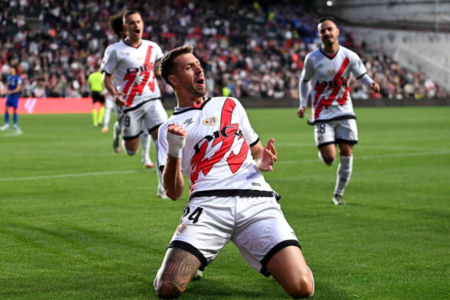 Florian Lejeune z Vallecana slaví vítězný gól v zápase s Getafe.