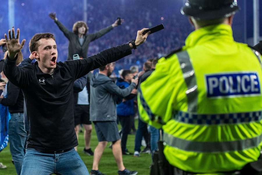 Torcedores invadem gramado do Goodison Park em jogo da Premier League