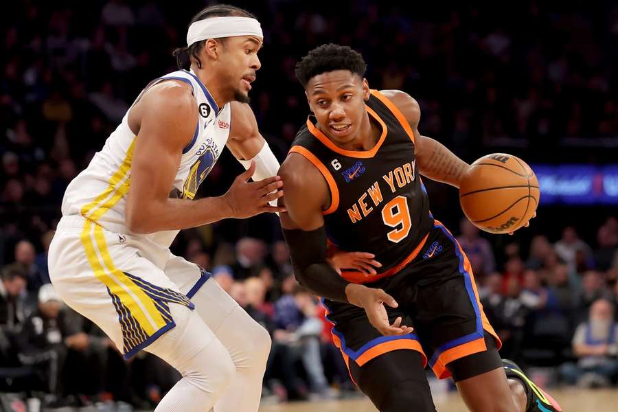 RJ Barrett (rechts, NY Knicks) beim Versuch, Warriors-Guard Moses Moody (links) hinter sich zu lassen