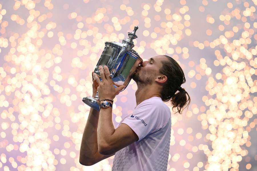 Alexander Zverev mit der US Open-Trophäe