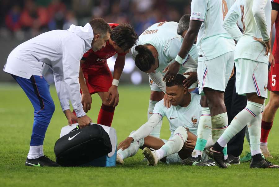 Kylian Mbappé saiu lesionado Kylian Mbappé saiu lesionado