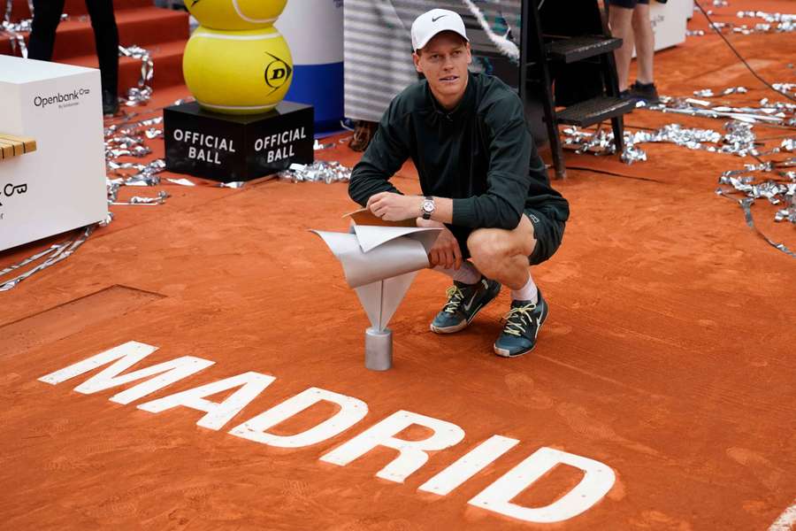 Jannik Sinner con il trofeo dell'ultimo Masters vinto
