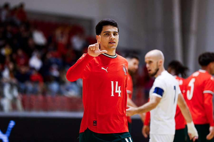 Carlinhos bisou na partida