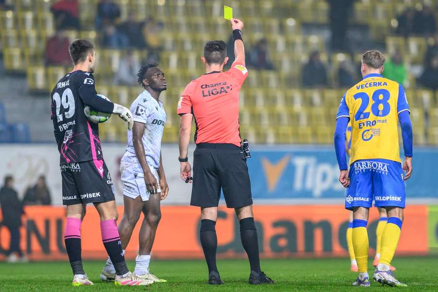 Adu měl vidět i druhou žlutou kartu...